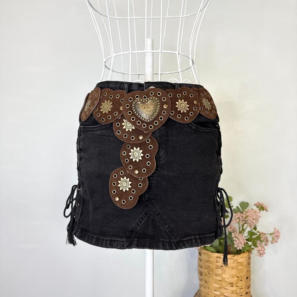 Stunning vintage black mini skirt with pretty corset lace up side